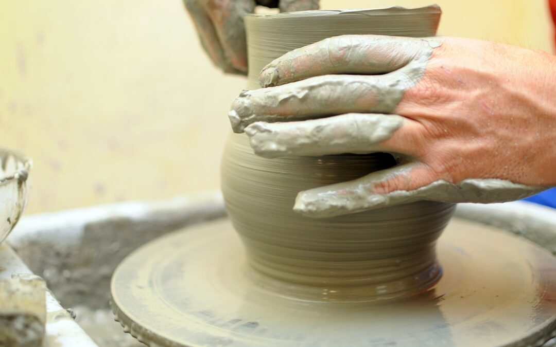 Construyendo belleza: técnicas esenciales en cerámica